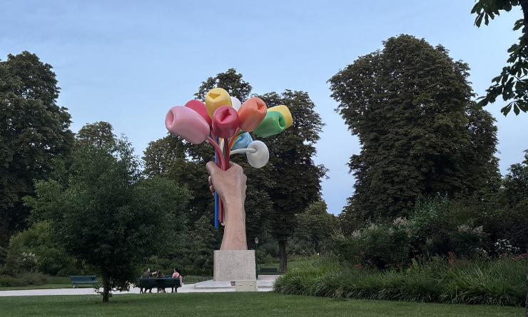 Paris Lale Tutan El Heykeli